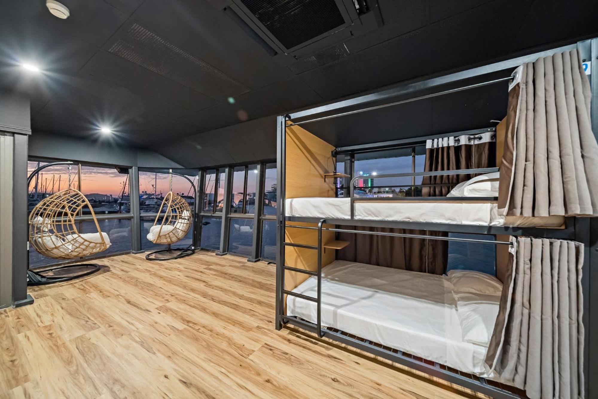 The Pier Pods On The Water- 50M From Townsville Bus Terminal And Ferry Terminal- Passport Id Requried Bagian luar foto